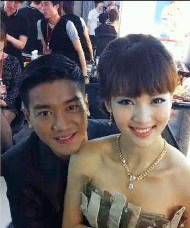 他出身贫困凭帅脸进TVB一度潦倒靠面包过活娶千金生2儿终逆袭(图1)